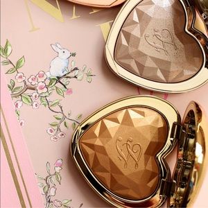 Too Faced Makeup - Too Faced Love Light Highlighter Too Faced Makeup - Too Faced Love Light Highlighter